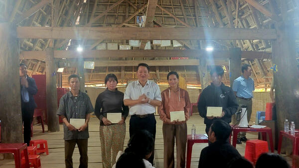 Đồng chí Bí thư Đảng ủy xã thăm, làm việc và tặng quà tại thôn Kon Keng