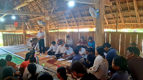 Đồng chí Bí thư Đảng ủy xã thăm và làm việc tại thôn Kon Rá