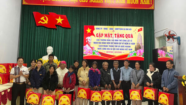 Xã Đăk Kôi gặp mặt, tặng quà thương binh, gia đình thờ cúng liệt sĩ nhân dịp Quốc khánh 2/9